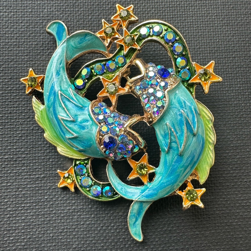 Elegant Blue and Green Brooch with Gold Accents - Picture 2 of 4